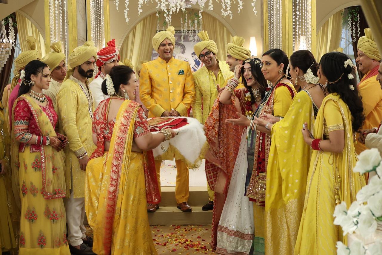 What fun if the BTS doesn't have these moments of laughter, between a few rolls and cuts, they shared some joyous moments together 